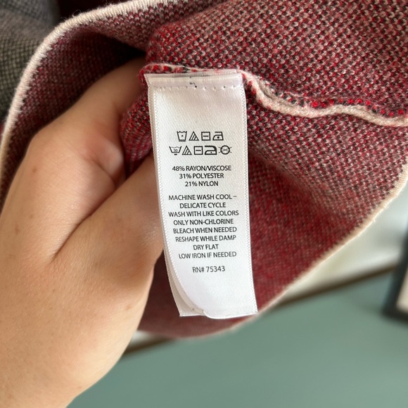 Tahari Checkered Sweater - Stretchy & Stylish - Picture 5 of 9